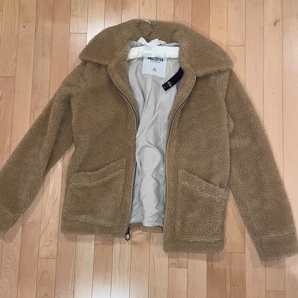 Never worn brand new with tags Hollister teddy bear Sherpa jacket size xs